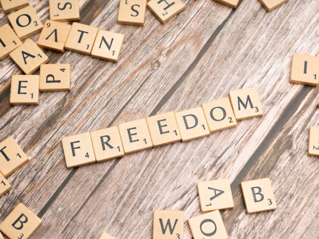 Liberté d&rsquo;expression en content marketing : droits, limites et bonnes pratiques en 2026